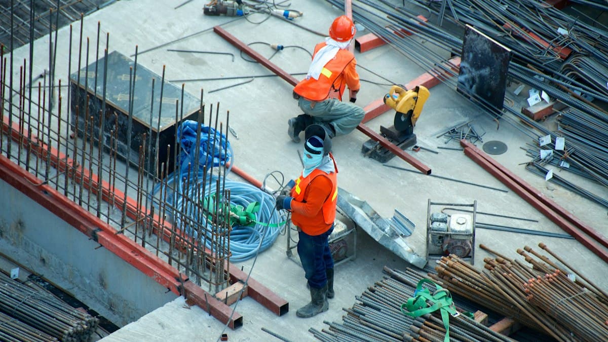 Neutral Cure vs Acetic Silicone: Why It Matters on Aluminium